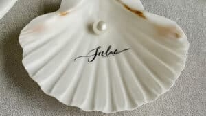 Wedding place cards using scallop shell