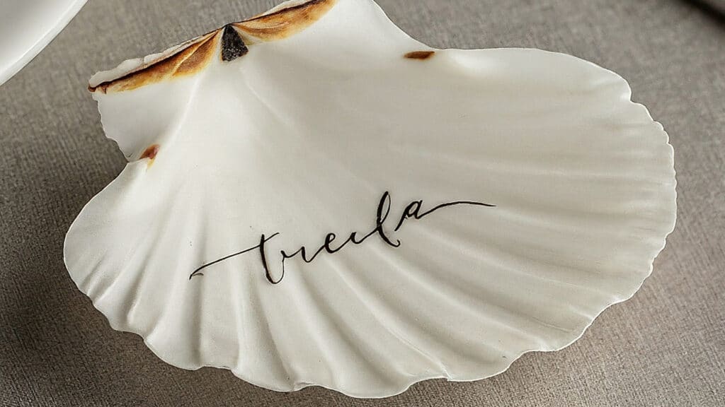 Wedding place cards using scallop shell