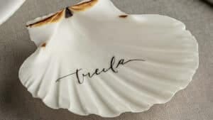 Wedding place cards using scallop shell