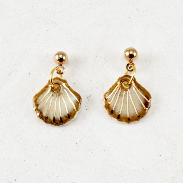 Tiny Shell light brown earrings