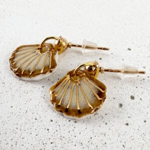 Tiny Shell light brown earrings